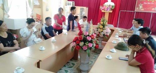 2022 mai văn cảnh trao máy tính.jpg
